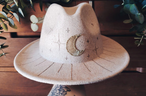 Cream oat stars & moon fedora